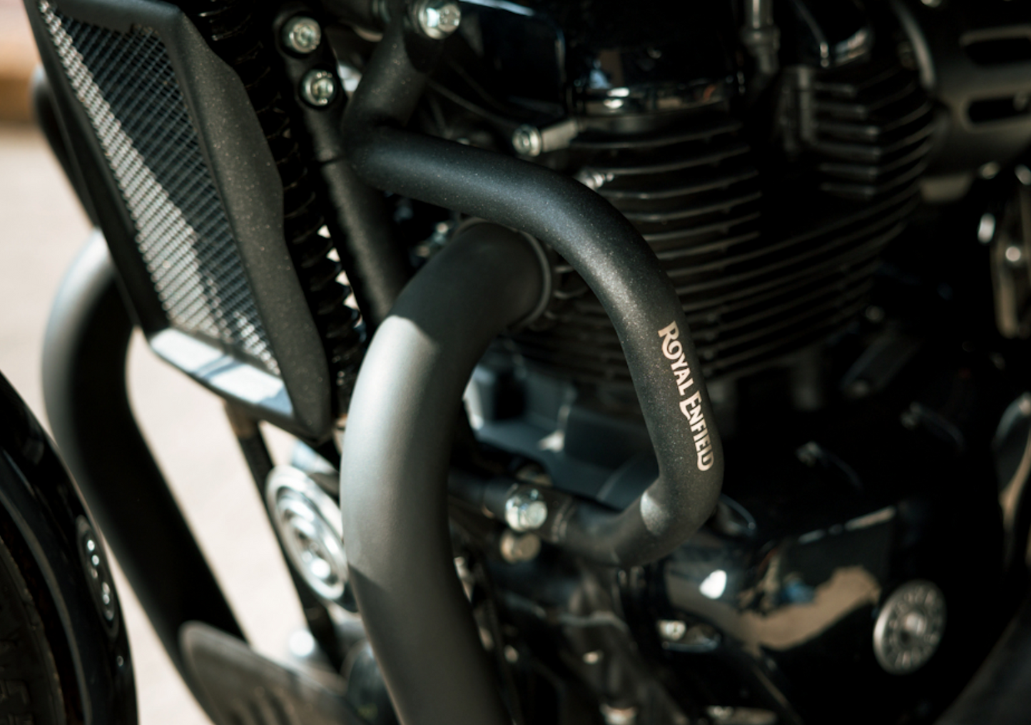 Pare-carters compacts noirs Royal Enfield pour Super Meteor 650 Firstracer