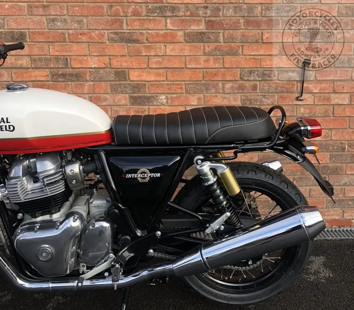 SELLE NOIR COUTURES TRANVERSALES BLANCHES ROYAL ENFIELD INTERCEPTOR 650 Firstracer