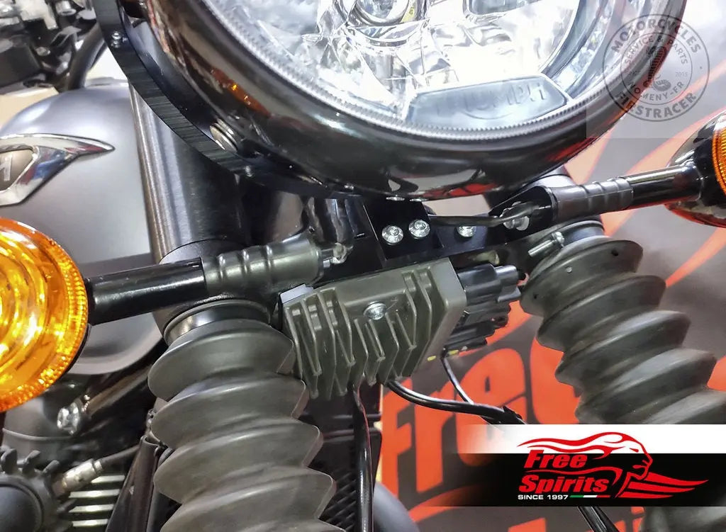 Support de phare et régulateur de tension Triumph Bonneville Firstracer