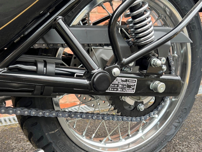 KIT D’OBTURATION NOIR POUR REPOSE-PIEDS PASSAGER – METEOR 350 &amp; CLASSIC REBORN 350 Firstracer