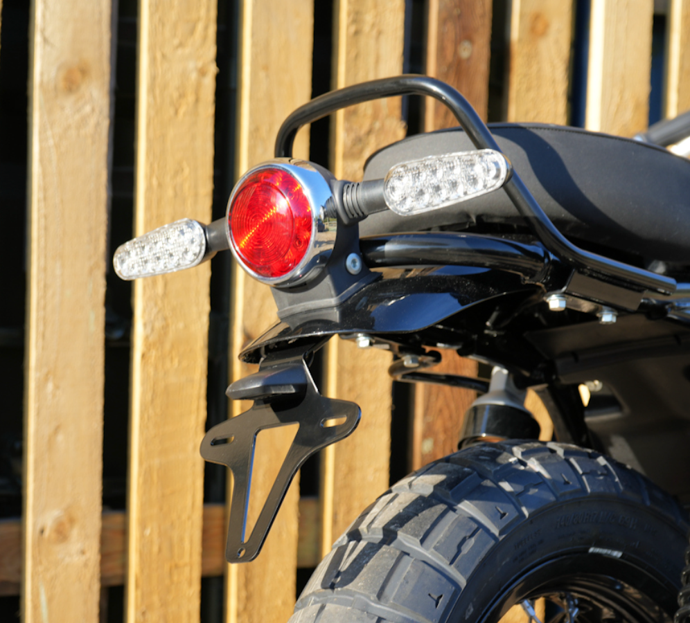 SUPPORT DE PLAQUE RÉHAUSSÉ NOIR – BEAR 650