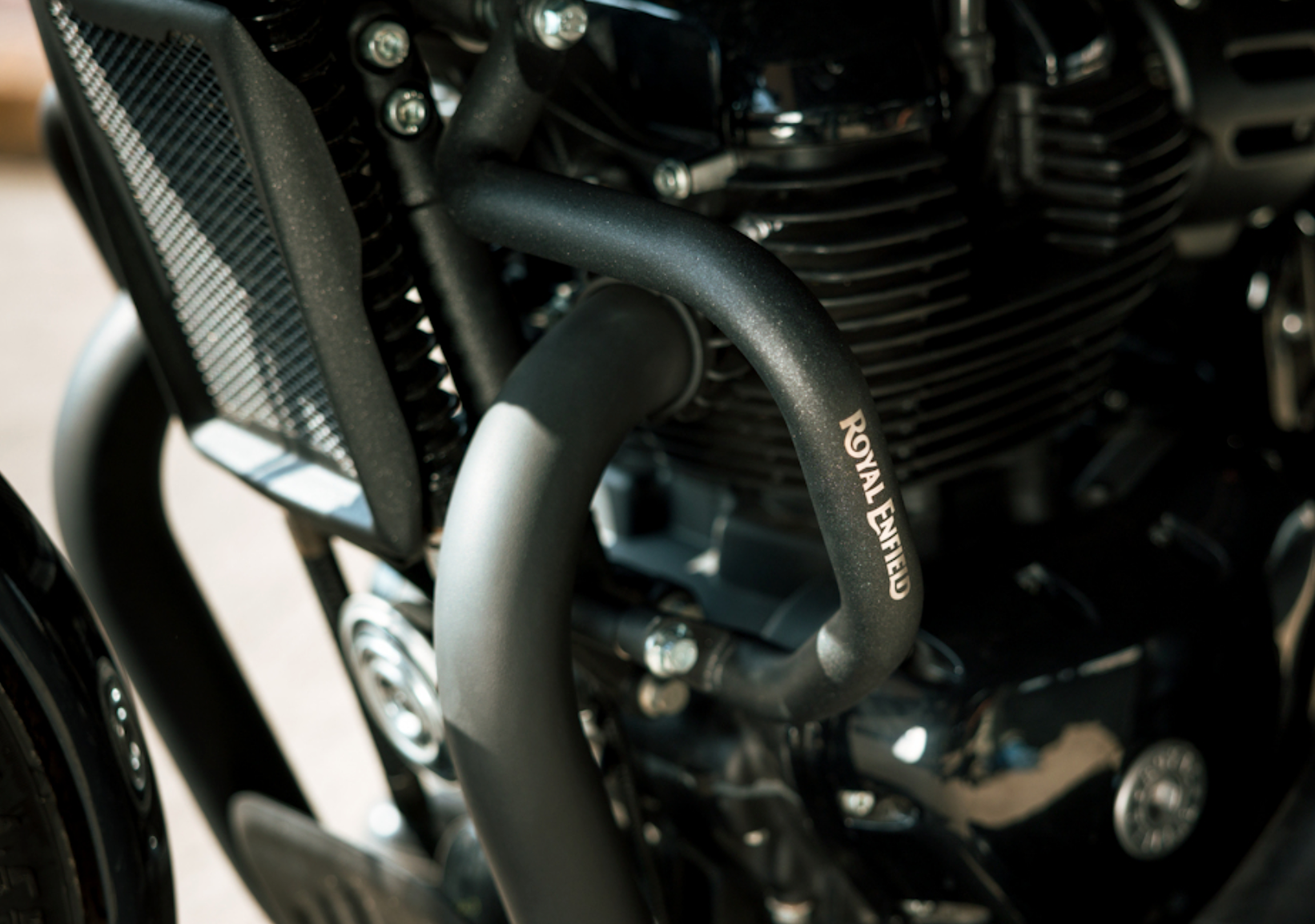 Pare-carters compacts noirs Royal Enfield pour Super Meteor 650 Firstracer