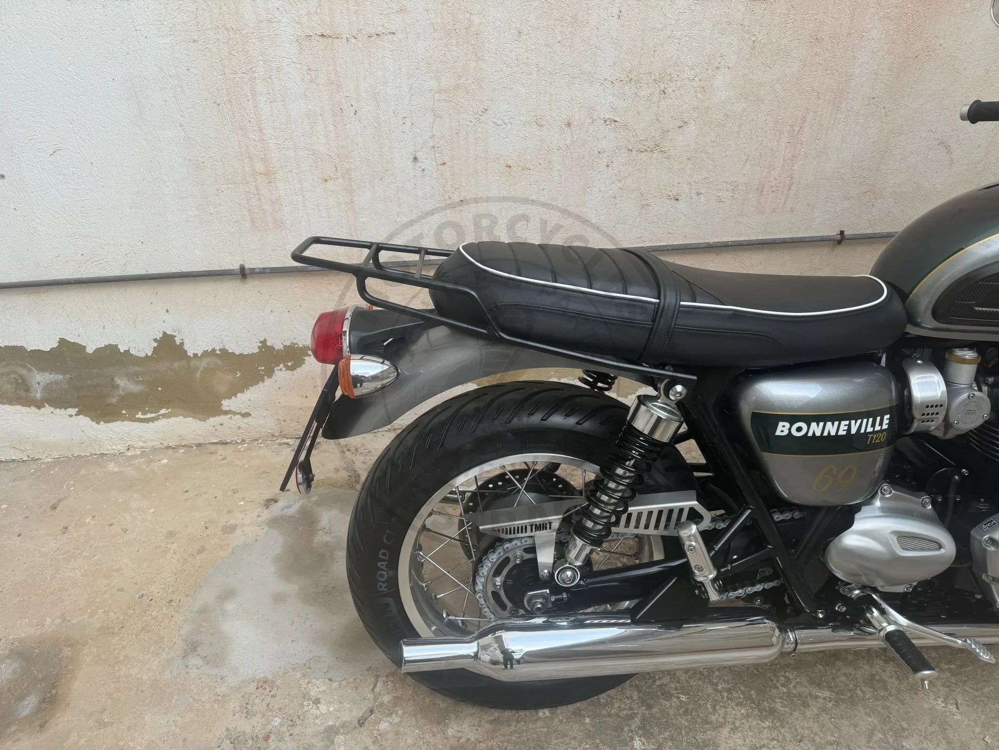 Porte-bagage noir satiné Poderosa – Triumph Bonneville / T100 / T120 Firstracer