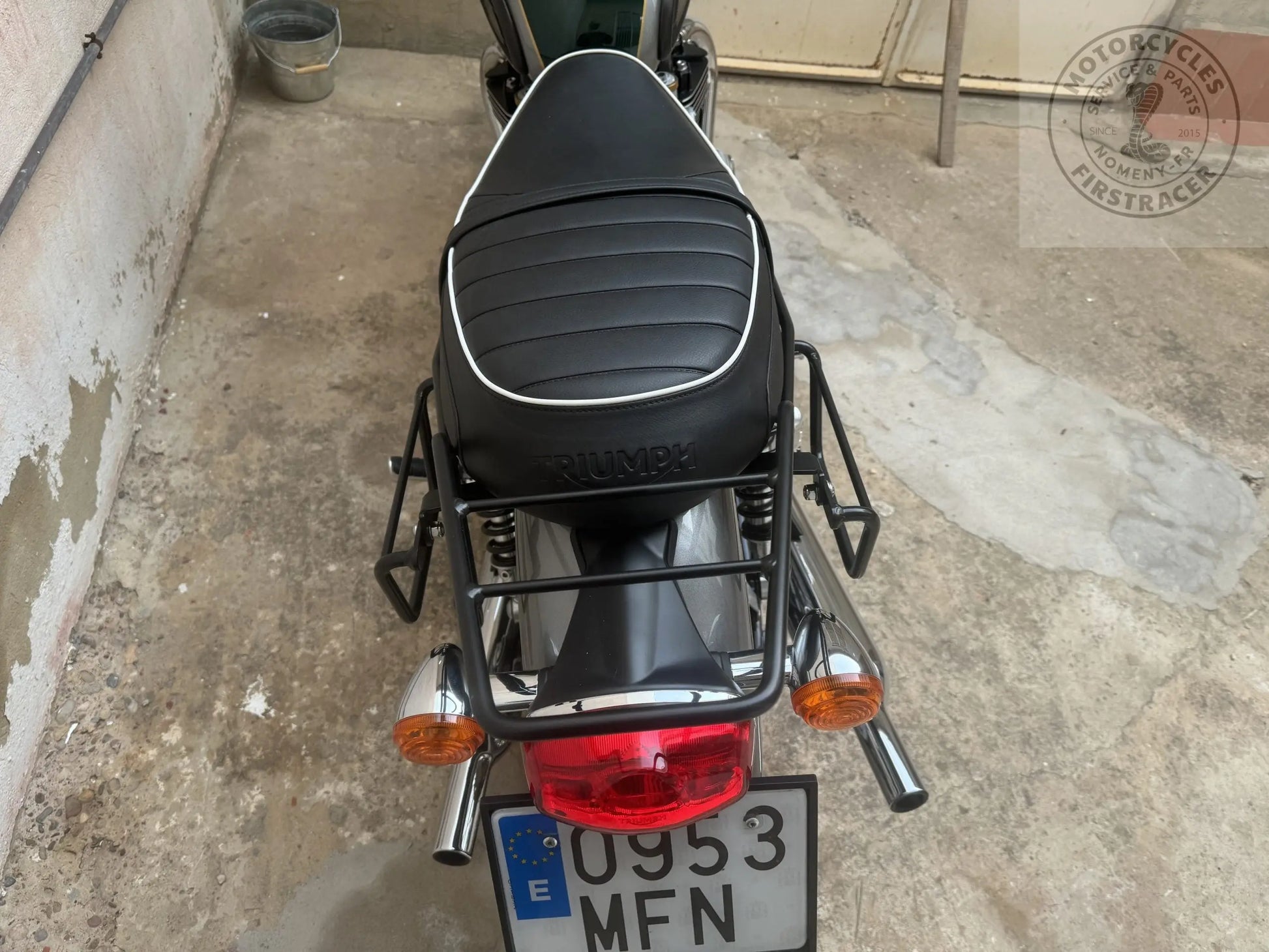 Porte-bagage noir satiné Poderosa – Triumph Bonneville / T100 / T120 Firstracer