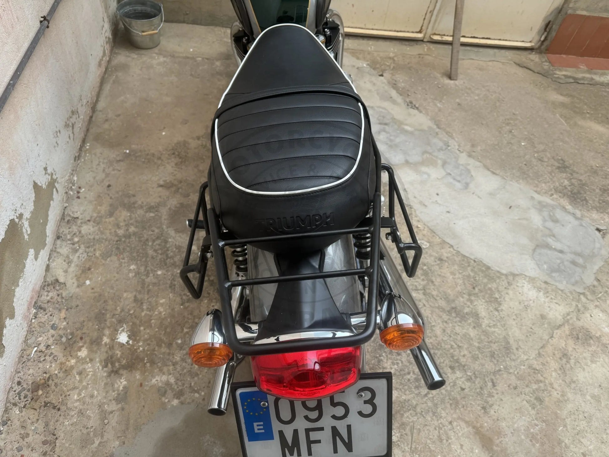 Porte-bagage noir satiné Poderosa – Triumph Bonneville / T100 / T120 Firstracer