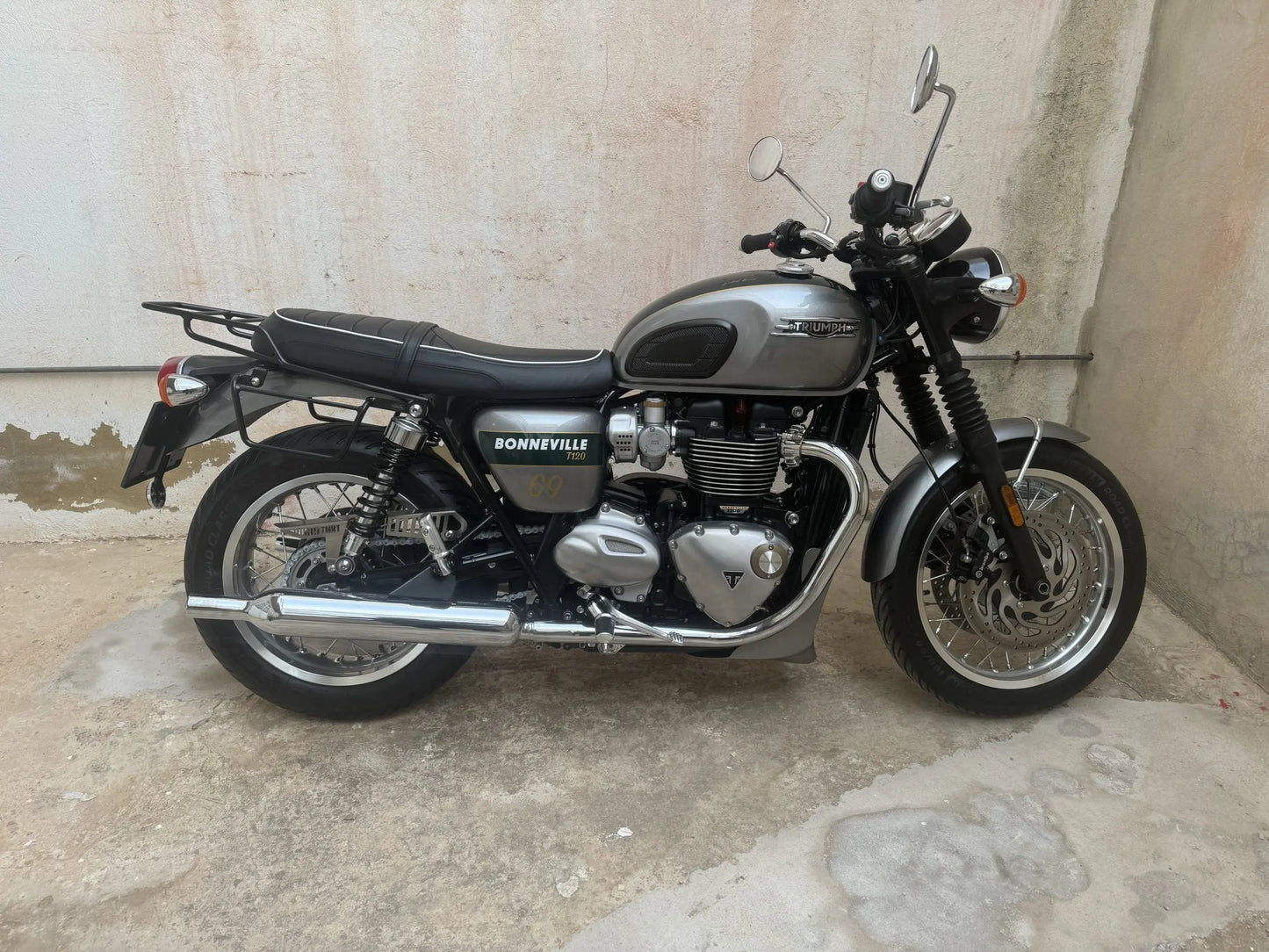 Porte-bagage noir satiné Poderosa – Triumph Bonneville / T100 / T120 Firstracer