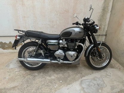 Porte-bagage noir satiné Poderosa – Triumph Bonneville / T100 / T120 Firstracer