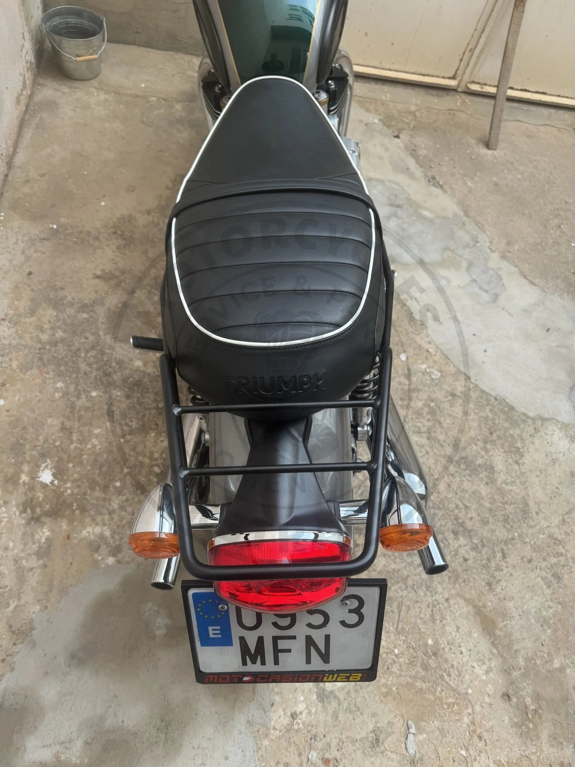 Porte-bagage noir satiné Poderosa – Triumph Bonneville / T100 / T120 Firstracer