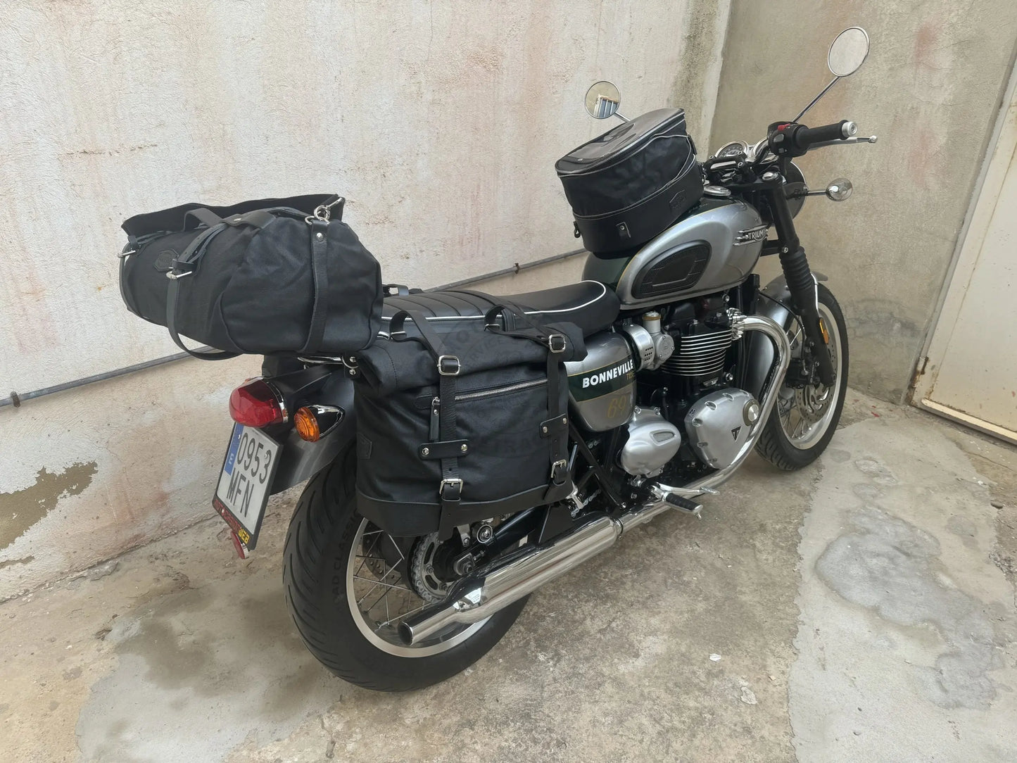 Porte-bagage noir satiné Poderosa – Triumph Bonneville / T100 / T120 Firstracer