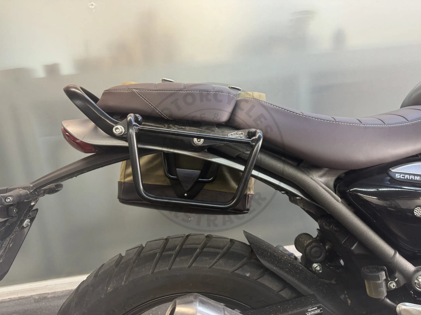 Support de sacoches Satin Black Poderosa – Triumph Scrambler 400X / Speed 400 (gauche + droite) Firstracer