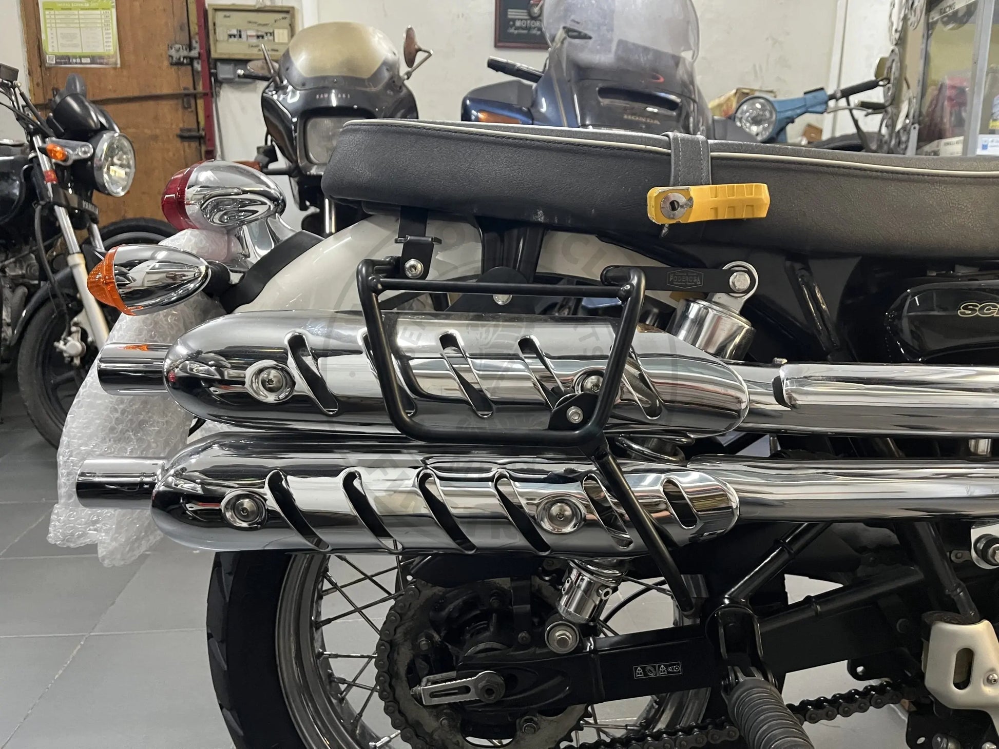 Supports de sacoches noir satiné Poderosa – Triumph Scrambler 900 (jusqu’à 2015) – Gauche + Droite Firstracer