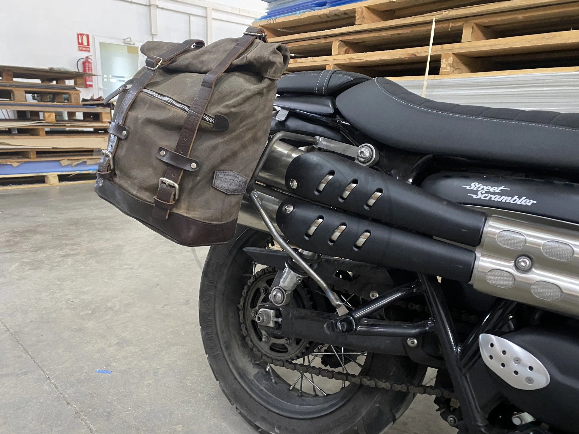 Supports de sacoches noir satiné Poderosa – Triumph Street Scrambler 900 / Scrambler 900 (gauche + droite) Firstracer
