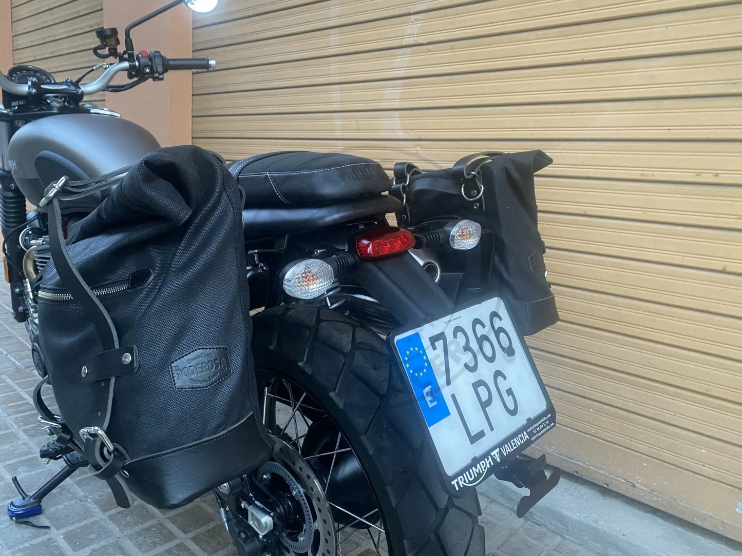 Supports de sacoches noir satiné Poderosa – Triumph Street Scrambler 900 / Scrambler 900 (gauche + droite) Firstracer