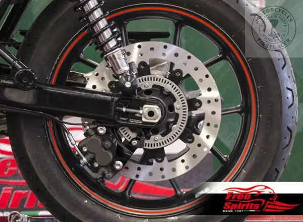 TRIUMPH STREET TWIN & STREET CUP – KIT DISQUE DE FREIN ARRIÈRE FLOTTANT ET PLAQUETTES CODE 305305WK Firstracer