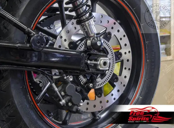 TRIUMPH STREET TWIN & STREET CUP – KIT DISQUE DE FREIN ARRIÈRE FLOTTANT ET PLAQUETTES CODE 305305WK Firstracer